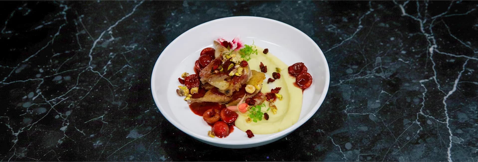 recipe image Перепілка з копченою черешнею та праліне
