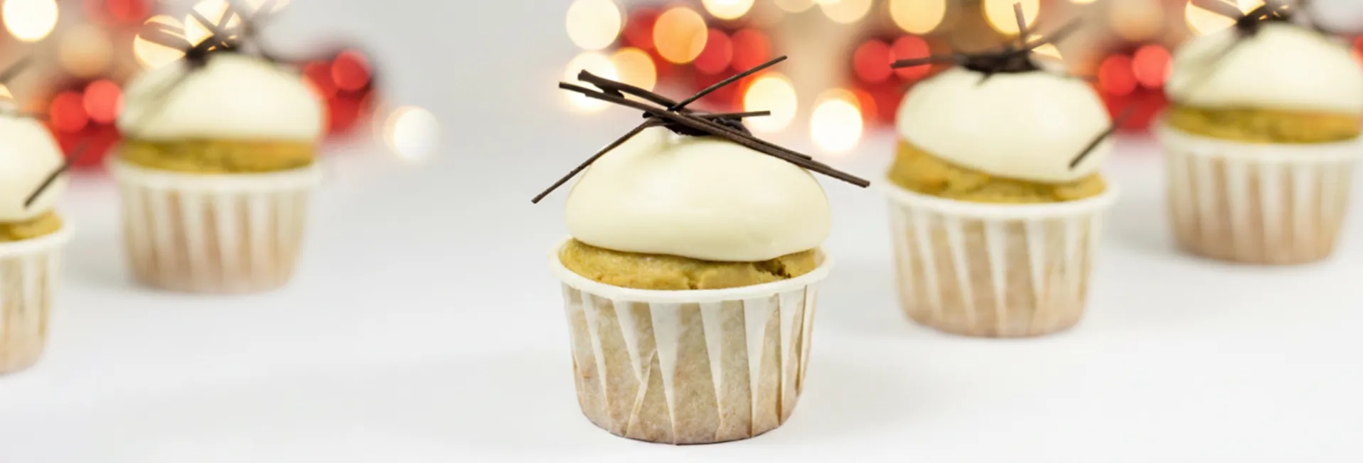 recipe image Фісташкові капкейки з ванільним фростингом і конфі