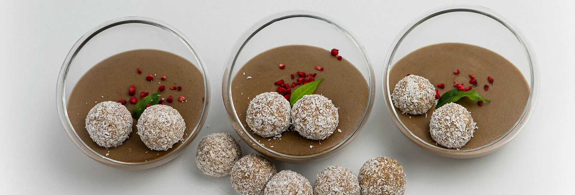 recipe image Банановий пудинг із кокосовими трюфелями та керобом Beflesh